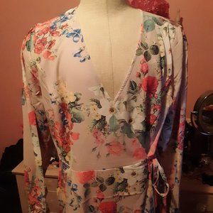 Pretty Posey Floral  wrap aroundTop NWT
